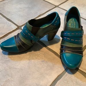 L'ARTISTE Wondrous Booties Shooties Colorblock  39/8.5. Approx. 2 1/2” heel.